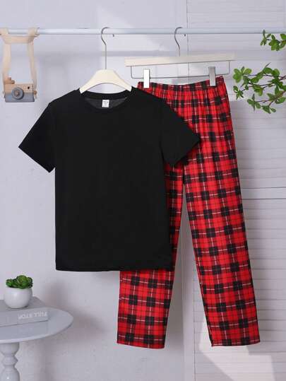 SHEIN بذلة نوم من تي شيرت برقبة دائرية بأكمام قصيرة كاجوال بسيطة + بنطلون بيجاما مربع فضفاض من 2 قطع للأولاد المراهقين