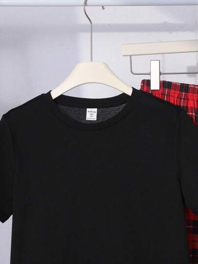 SHEIN بذلة نوم من تي شيرت برقبة دائرية بأكمام قصيرة كاجوال بسيطة + بنطلون بيجاما مربع فضفاض من 2 قطع للأولاد المراهقين