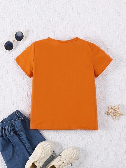 SHEIN تي شيرت قصير الأكمام كاجوال للأولاد مطبوع عليه أحرف