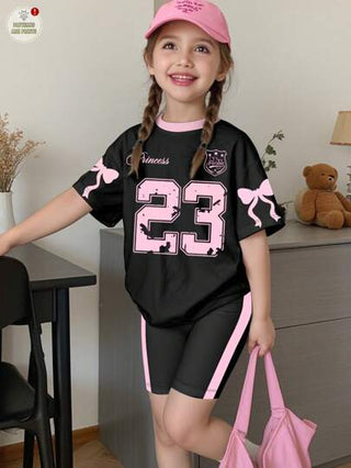 مجموعة شورت وقميص كاجوال صيفية قصيرة الأكمام للفتيات الصغيرات ذات طبعة الرقم 23 الإنجليزي والفيونكة الحلوة