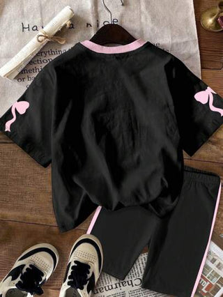 مجموعة شورت وقميص كاجوال صيفية قصيرة الأكمام للفتيات الصغيرات ذات طبعة الرقم 23 الإنجليزي والفيونكة الحلوة