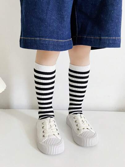 زوج من جوارب الكاحل العالي المخططة للأطفال، قابلة للتنفس للاستخدام اليومي والعطلات وحفلات عيد الميلاد