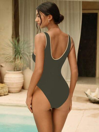 مايوه حريمي قطعة واحدة Swim Chiccia بدلة سباحة نسائية صلبة اللون وأنيقة، ذات فتحة رقبة عميقة على شكل V وظهر مفتوح