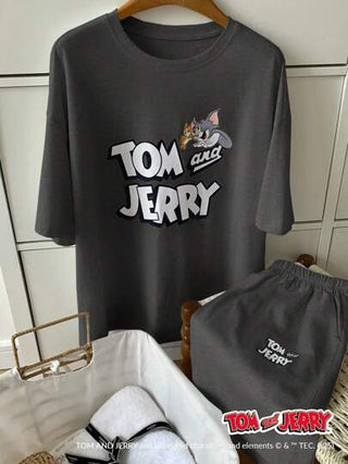 DAZY TOM AND JERRY X DAZY بيجامة مكونة من شورت وتوب كاجوال فضفاض بطباعة حرفية أكمام قصيرة
