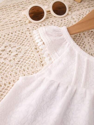 بذلة صيفية للبنات ذات طراز منعش وحلو، بنسيج كشكشة، بياقة دائرية بيضاء، بتصميم زخرفة شرابة، بشورت ذو ساق واسعة باللون البنفسجي، من خامة مريحة وقابلة للتنفس، مناسبة للبنات الصغيرات للارتداء اليومي العادي