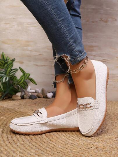 حذاء مسطح رقيق الوزن، سهل الارتداء بدون رباط، صالح للاستخدام في جميع الفصول، مقاسات كبيرة الحجم، مزود بإبزيم معدني أنيق، بتصميم أنيق ومدبب، مريح للاستخدام اليومي والتنقل والإجازة، مصنوع يدويا من الجلد الأبيض بتصميم مقطوع بزخارف أزهار