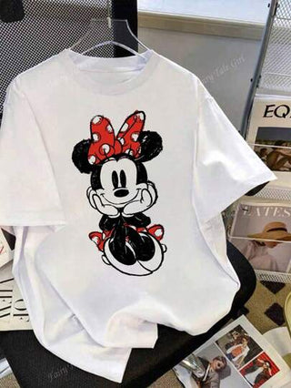 Disney قبعة كاوبوي المكوكة للنساء طراز ديزني، منقوشة بنمط كرتوني، ملابس علوية بأكمام قصيرة ذو ياقة دائرية، قطعة علوية سبور بفضفاضة، قطعة صيفية بيضاء بطباعة جميلة