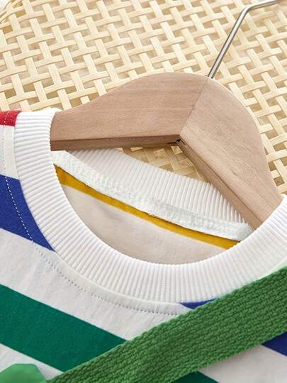 مجموعة توب كم قصير مطرز بنمط الديناصور والخطوط مع شورت، وحقيبة ظهر على شكل ديناصور للأطفال