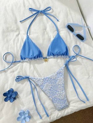 Swim Basics زي سباحة مكون من 2 قطعة مكون من فوطة ذات نقشة زهرية ، صدرية فوق تحمل بزخرفة زهرة ذهبية وسراويل سباحة جانب مربوط ،للإجازة الربيعية