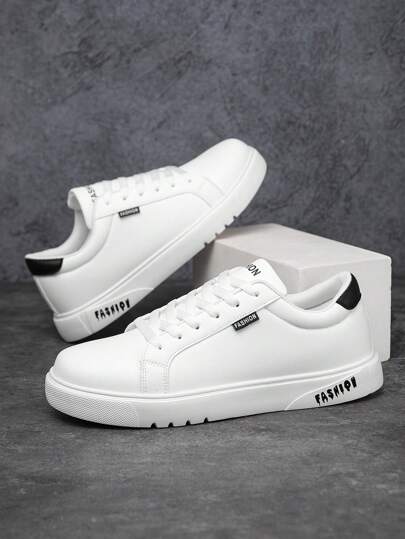 أحذية رياضية كاجوال للرجال بطباعة حرفية على لون أبيض، أحذية خارجية مستوية متعددة الاستخدامات للعمل والطلاب ، تصميم بسيط