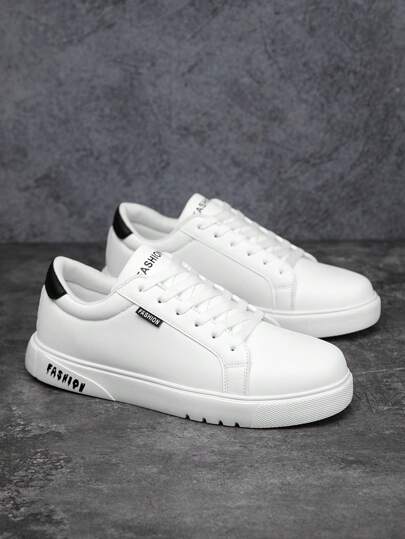 أحذية رياضية كاجوال للرجال بطباعة حرفية على لون أبيض، أحذية خارجية مستوية متعددة الاستخدامات للعمل والطلاب ، تصميم بسيط