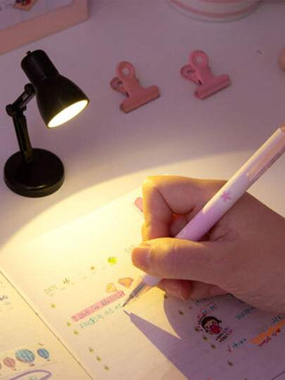 قطعة 1 ضوء قراءة ليد صغير يعمل بالبطارية، لمبة مكتب صغيرة وقابلة للحمل، مناسبة للقراءة ليلاً، ديكور المكتب الصغير، مثالية لديكور غرفة النوم والمساحات الدراسية، لمبة مكتب غرفة النوم ، هدية عيد ميلاد، هدية عطلة