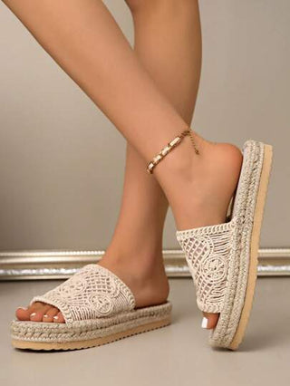 صندل نسائي شامل مسطح من القش ذو تصميم منسوج غير متماثل، شبه بوهيمي عتيق رياضي مريح للشاطئ والنزهات والتخييم، بيج