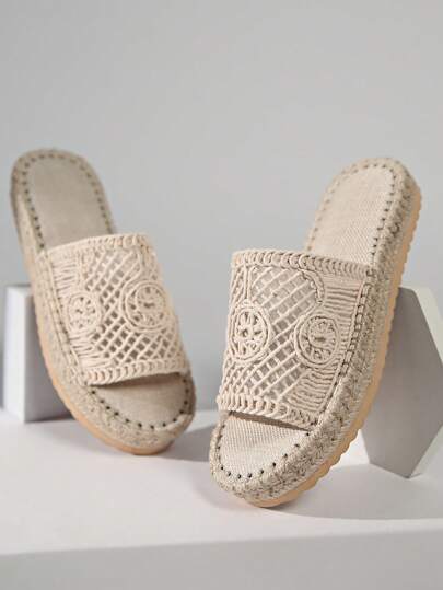 صندل نسائي شامل مسطح من القش ذو تصميم منسوج غير متماثل، شبه بوهيمي عتيق رياضي مريح للشاطئ والنزهات والتخييم، بيج