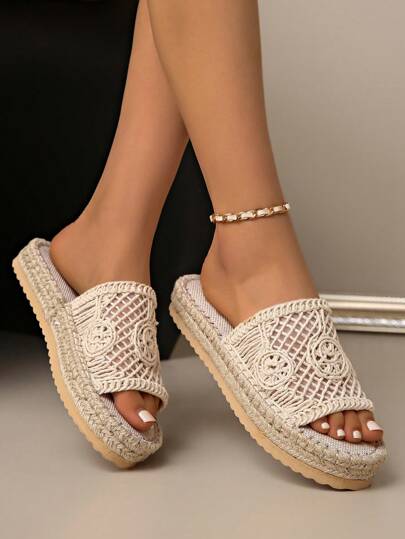 صندل نسائي شامل مسطح من القش ذو تصميم منسوج غير متماثل، شبه بوهيمي عتيق رياضي مريح للشاطئ والنزهات والتخييم، بيج