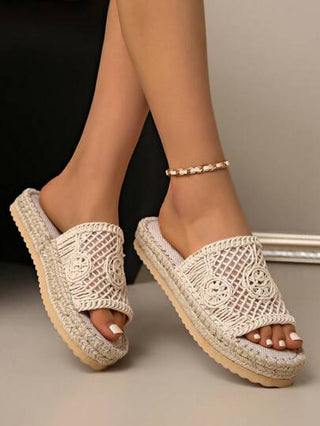 صندل نسائي شامل مسطح من القش ذو تصميم منسوج غير متماثل، شبه بوهيمي عتيق رياضي مريح للشاطئ والنزهات والتخييم، بيج