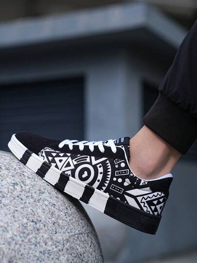 حذاء رياضي كاجوال من قماش بطبعة حرفية ملونة وشكل تجريدي مزين بالدانتيل الأمامي