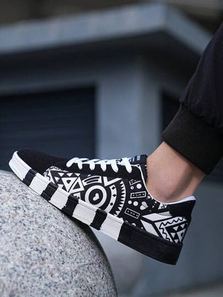 حذاء رياضي كاجوال من قماش بطبعة حرفية ملونة وشكل تجريدي مزين بالدانتيل الأمامي