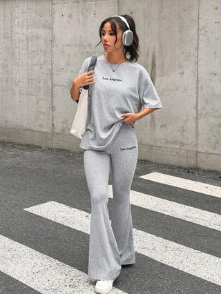 طقم حريمي قطعتين EZwear مجموعة تي شيرت بطبعة حرفية و بنطلون واسع بنصل الكتف للنساء