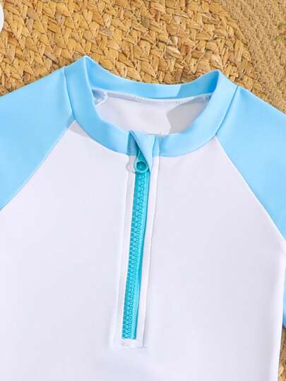 مايوه أولادي طقم قصير وبلوزة مطبوع عشوائية بأكمام رجلان وشورت مطبوع بأشجار النخيل 2 قطع لملابس السباحة للاطفال الولادنيون