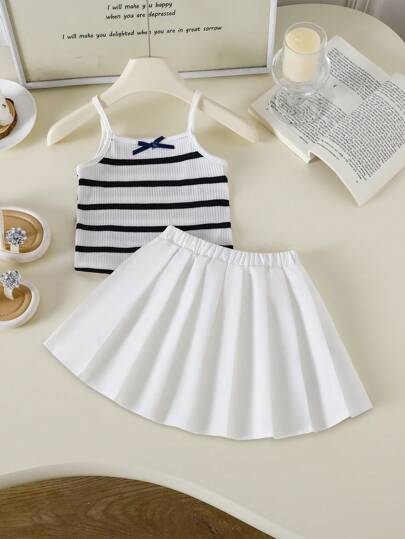 طقم ملابس علوية كامسول مخطط محبوك وتنورة بيضاء منسدلة مزينة للبنات الصغيرات في إجازة الصيف
