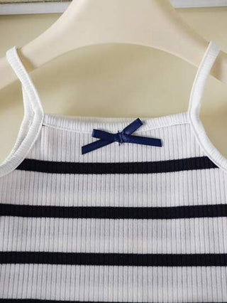 طقم ملابس علوية كامسول مخطط محبوك وتنورة بيضاء منسدلة مزينة للبنات الصغيرات في إجازة الصيف