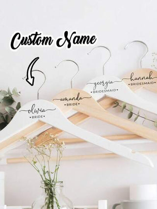 شماعة حفل الزفاف المخصصة والمكتوب عليها باسم العروسين - شماعة الزفاف المخصصة باسم العروس - شماعة الزفاف - شماعة محفورة - شماعة لفستان الزفاف - شماعة مطبوعة بأزهار مخصصة