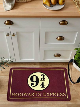HARRY POTTER X SHEIN سجادة مطبخ ذات تصميم محطة هوجوارتس، مضادة للانزلاق ومقاومة للماء، سهلة التنظيف، متوفرة بخيارين للمقاس