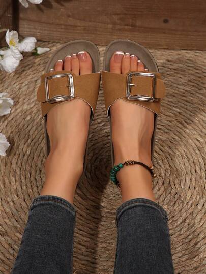 صندل نسائي أبيض بسيط بدون كعب، متزلج على القدم