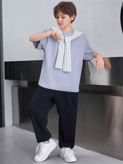 مجموعة مراهق ولادية مكونة من 3 قطع: بونشو مريح فضفاض، بنطلون رياضي، وتي شيرت أكمام قصيرة