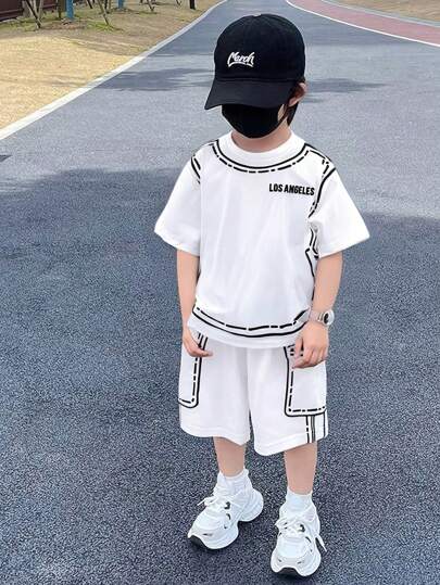 ملابس رياضية أطفال مجموعتان من قميص كاجوال بأكمام قصيرة وشورت بجيوب بطباعة جرافيتي جميلة وشخصية على الطراز الياباني والكوري للأولاد الشباب، مناسبة للاستخدام اليومي والرياضة والحرم الجامعي والأحتفالات والمناسبات وتناسب جميع المواسم