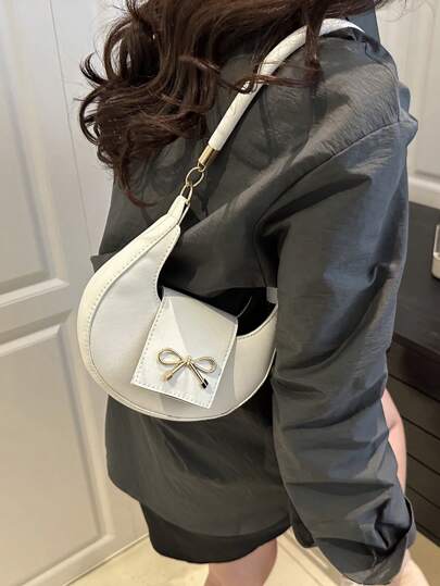 حقيبة كتف خفيفة الوزن بلون سادة بتصميم هلال القمر ونقشة جلد التمساح بتصميم عتيق مع مشبك معدني وفتحة للكتف مناسبة للاستخدام اليومي للنساء