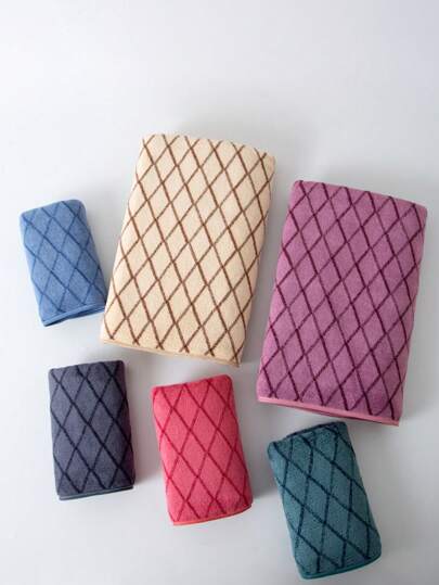 فوطة حمام مستطيلة قياس 70*140سم من ألياف البوليستر، أو قياس 34*75سم للفوطة اليدوية متعددة الألوان، بتصميمات بسيطة من الخطوط والمربعات، مناسبة للاستخدام الجنسين، ماصة وسريعة الجفاف وناعمة، مناسبة للاستخدام في الحمام والفندق والنادي الرياضي والسفر...