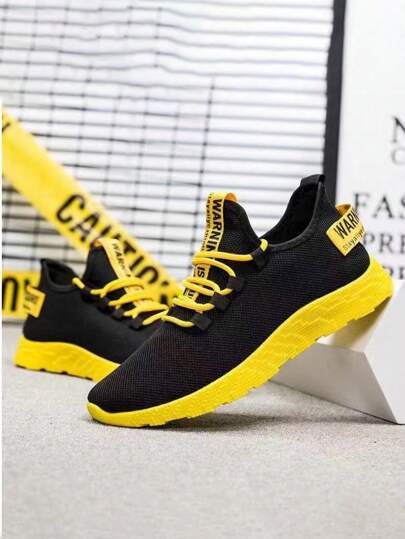 زوج من أحذية الرجال الرياضية، أحذية كاجوال منفذة للهواء، أحذية تنافسية، أحذية الجري العصرية الكاجوال للرجال (الطبعة عشوائية/غير متماثلة على كعب الحذاء والأربطة الجانبية)