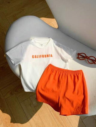 SHEIN مجموعتان من ملابس الأطفال الرضع الجنسين ( ولد/بنت) ملابس رياضية كاجوال بطابع الشارع، طقم تي شيرت بياقة دائرية محبوك فضفاض وشورت خصر مرن، مناسب للبس المنزلي والخارجي في فصل الربيع والصيف