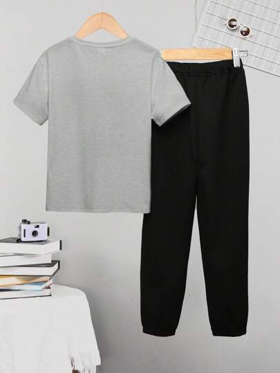 SHEIN مجموعة تي شيرت وبنطلون مطبوعين بعناصر الفضاء لمراهقين الأولاد، كاجوال، قطعتين، تناسب السفر وفصول الانتقال