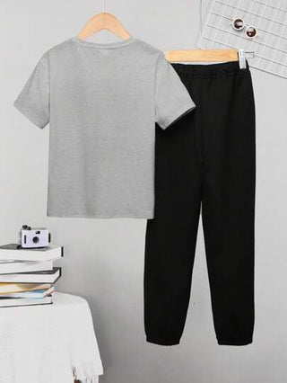 SHEIN مجموعة تي شيرت وبنطلون مطبوعين بعناصر الفضاء لمراهقين الأولاد، كاجوال، قطعتين، تناسب السفر وفصول الانتقال