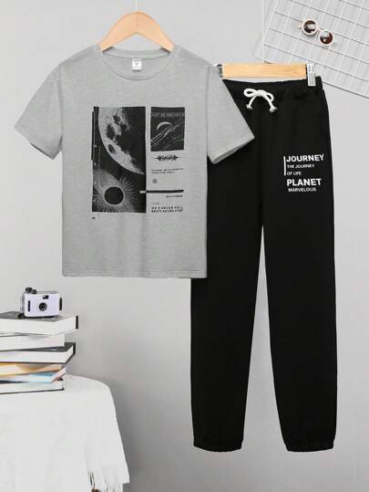 SHEIN مجموعة تي شيرت وبنطلون مطبوعين بعناصر الفضاء لمراهقين الأولاد، كاجوال، قطعتين، تناسب السفر وفصول الانتقال