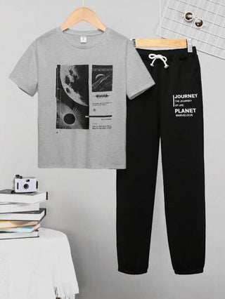SHEIN مجموعة تي شيرت وبنطلون مطبوعين بعناصر الفضاء لمراهقين الأولاد، كاجوال، قطعتين، تناسب السفر وفصول الانتقال