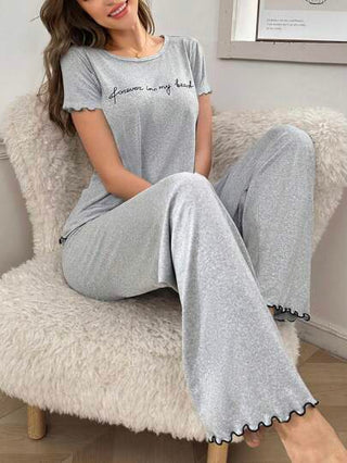 مجموعة بيجامة كاجوال للنساء ذات طبعة حرف بتصميم كشكش وتباين الألوان