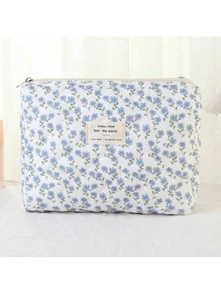 حقيبة مكياج صغيرة بسيطة جديدة ذات طبعة زهور زرقاء للتجميل، مستلزمات تواليت، أشياء صغيرة، منظم سفر خفيف الوزن عالي التعدد لاستخدامات اليوم اليومي والمكتب والمدرسة والسفر، هدية عيد ميلاد وأعياد متجدد ذات سعة كبيرة وأنواع ملحقات متعددة