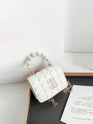 قطعة واحدة من الأحرف من A إلى Z ،مشبك مغناطيسي عصري من البولي يوريثان PU ، قالب بصمة صغير بسيط، حقيبة يد متعددة الاستخدامات مرصعة باللؤلؤ ذات سلسلة كتف لحمل الرسائل، مناسبة للخروج واليوم اليومي، هدية مثالية للأقارب والأصدقاء. (هناك خدوش وتشوهات على سطح ال