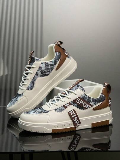 أحذية رياضية كاجول باللون الأبيض بنقشات خطوط وحروف عشوائية، أسلوب الشارع والجامعة لليومي، بنمط سهل الارتداء ذات رباط وأصبع دائري، أحذية للتزلج