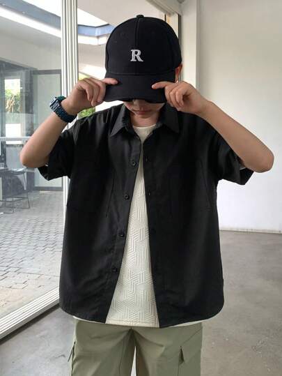 SHEIN قمصان كاجوال بأكمام قصيرة من قماش مريح وفضفاض باللون الأحادي، مناسبة للأولاد في سن المراهقة خلال الربيع والصيف