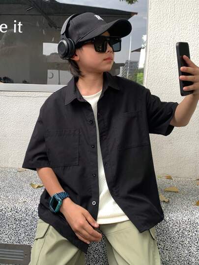 SHEIN قمصان كاجوال بأكمام قصيرة من قماش مريح وفضفاض باللون الأحادي، مناسبة للأولاد في سن المراهقة خلال الربيع والصيف