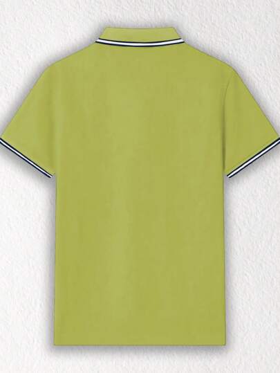 Manfinity Dauomo قميص بولو برقبة قصير مزين بشريط مع طباعة شعار على الصدر للرجال