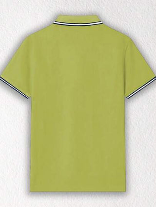 Manfinity Dauomo قميص بولو برقبة قصير مزين بشريط مع طباعة شعار على الصدر للرجال