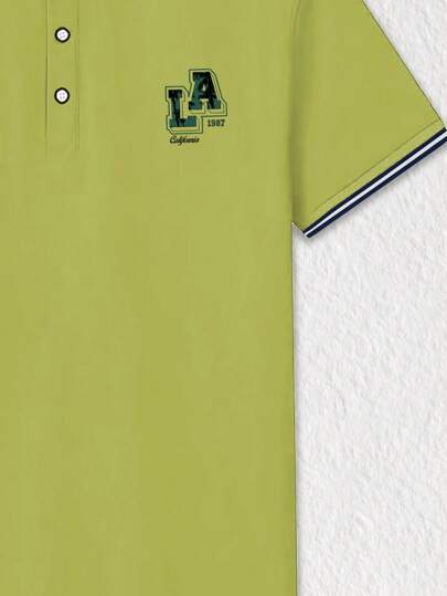 Manfinity Dauomo قميص بولو برقبة قصير مزين بشريط مع طباعة شعار على الصدر للرجال