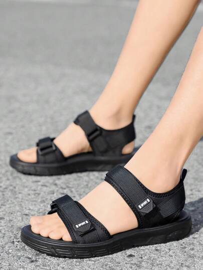 زوج من صنادل الرجال المضادة للانزلاق والمتينة للاستخدام الخارجي ، صنادل سائقين عصرية مريحة للتهوئة ، أحذية شاطئية صيفية