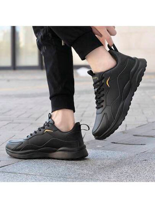 أحذية رياضية للرجال خفيفة الوزن مقاومة للماء وزلة للسفر، ذات شريط أربطة موضة وأناقة، من الجلد الأسود بقاع ناعم مناسبة لجميع الفصول